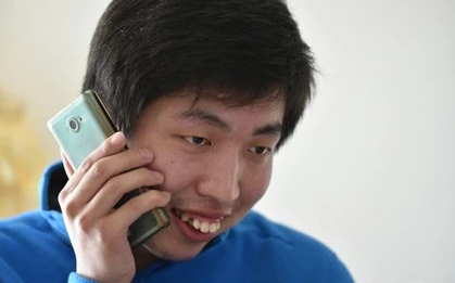 Cậu bé thiểu năng bị đuổi học, bố mẹ khóc hết nước mắt vì thương con, ai ngờ vài năm sau xảy ra kỳ tích chấn động cả nước