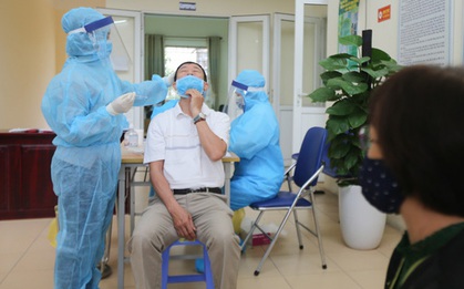 Hà Nội xét nghiệm sàng lọc COVID-19 ngẫu nhiên cho người dân khu vực nguy cơ lây nhiễm cao