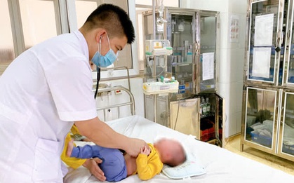 Bé trai 5 tháng tuổi bỏng niêm mạc mũi do phụ huynh rửa nhầm bằng cồn 90 độ