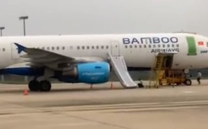 Khách mở cửa thoát hiểm máy bay Bamboo Airways làm bung phao cứu sinh