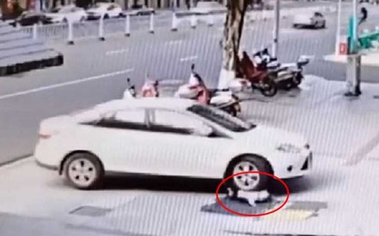 Mẹ kiên quyết bỏ đi khi con trai 2 tuổi nhõng nhẽo đòi ôm, vài giây sau quay lại thì hốt hoảng với cảnh tượng trước mắt