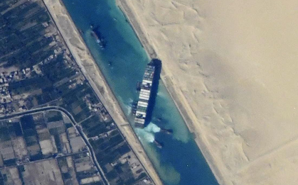 Vụ tàu container chắn ngang kênh đào Suez nhìn từ không gian