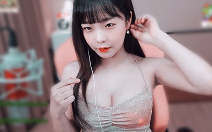 Bị chê là quá "trẻ con", nữ streamer bực tức cởi váy trên sóng nhưng bị "phản bội" bởi chiếc khóa tai hại