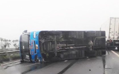 Xe khách bị lật ở cao tốc Nội Bài, 6 người thoát chết trong gang tấc