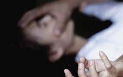 Đến làm thuê, cô gái bất ngờ bị chủ quán dùng vũ lực khống chế, hiếp dâm