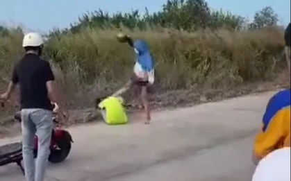 Mâu thuẫn trên mạng xã hội, nhóm nữ sinh cấp 2 hẹn nhau đến sân bay "nói chuyện"