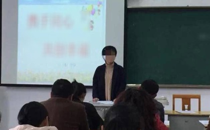 Cụ bà 78 tuổi đưa con trai 7 tuổi đi họp phụ huynh, mọi người xì xào chế nhạo nhưng hiệu trưởng vừa thấy liền quỳ gối trước mặt bà
