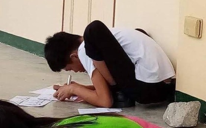 Nam sinh bị bắt chép phạt ai ngờ "chơi lầy" tạo dáng ngồi siêu khó, giáo viên nhìn vào cũng thấy đau lưng hộ