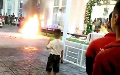 Khách chạy tán loạn khi xe máy trong nhà hàng tiệc cưới bốc cháy