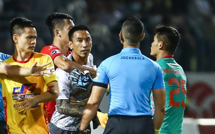 Thủ môn CLB TP.HCM mỉa mai trọng tài sau sự cố hành hung làm chảy máu mồm