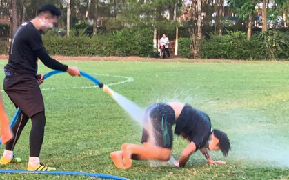 Văn Toàn "cơ cực" trong lễ hội té nước độc đáo ở Gia Lai
