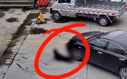 Ông nội cứng rắn để mặc cho cháu trai lăn ra ăn vạ, không ngờ bi kịch ập đến chỉ sau vài giây khiến ông suýt ăn năn cả đời