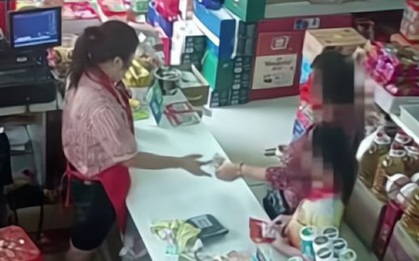 Bé trai bị bắt quả tang ăn trộm trong siêu thị, bảo vệ chạy lại khám xét, món đồ được lôi ra khiến người xung quanh nín lặng