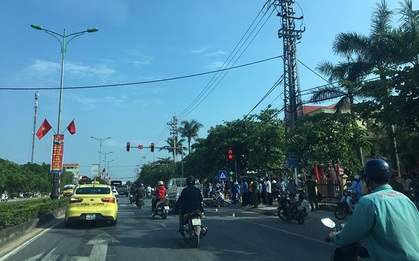 Đứng chờ đèn đỏ, 1 phụ nữ bị ô tô tông chết