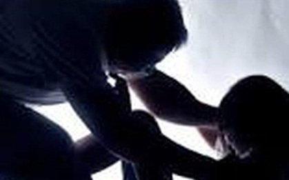 Bé gái bị em trai người tình của mẹ "dọa giết" sau mỗi lần hiếp dâm