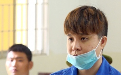 Chị gái đâm chết người để ngăn cấm tình cảm của em gái