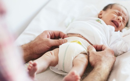 Thấy con có 2 "cục thịt dư" ở bìu, cha mẹ đưa con đi khám rồi "chết sững" khi nghe bác sĩ kết luận bé có tới 3 dương vật