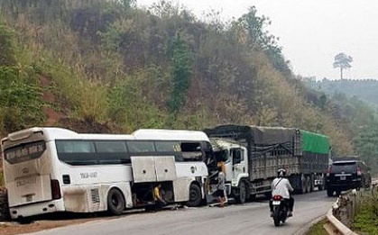 Xe khách đấu đầu xe tải trên Quốc lộ 6, nhiều người bị thương