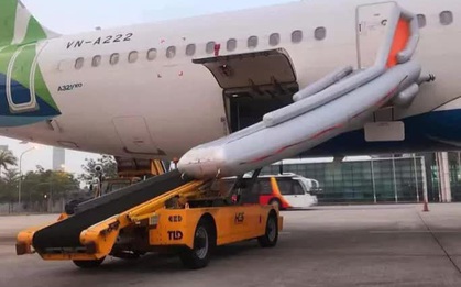 Khách mở cửa thoát hiểm máy bay ở Nội Bài làm bung phao cứu sinh