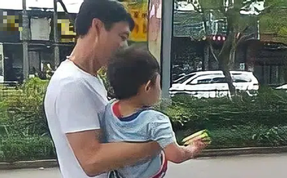 Bé trai bị bọn buôn người lôi lên xe ô tô nhưng bất ngờ được thả ra, mẹ hốt hoảng kiểm tra khắp người, phát hiện 1 điều cứu mạng con
