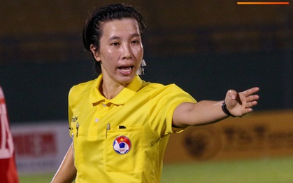Cận cảnh sự quyết đoán của nữ trọng tài Việt Nam được mời dự World Cup tại giải đấu U19 Quốc gia