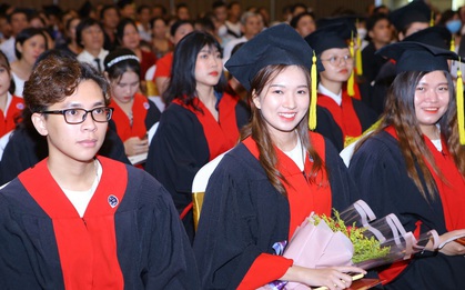 “Xịn” như sinh viên nhà người ta, đi nhận bằng tốt nghiệp có cả “sếp” đến chúc mừng