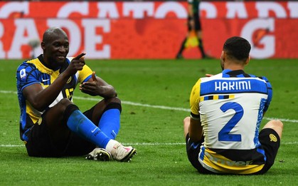 Lukaku rực sáng và "ngồi uống nước chè", khiến thầy cũ Mourinho lo ngay ngáy không được dự cúp châu Âu