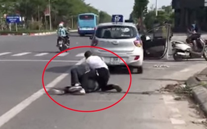 Đại uý công an đứng gọi điện thoại trong khi tài xế taxi vật lộn với tên cướp giải trình gì?
