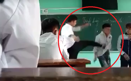 CLIP: Nam giáo viên liên tục đấm đá, lăng mạ nhiều học sinh ngay trên bục giảng
