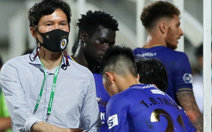 HLV Hà Nội FC trao đổi riêng với trợ lý HLV Park Hang-seo sau trận thắng đầu tiên
