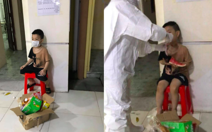 Bé trai 6 tuổi một mình đi nhận kết quả dương tính Covid-19: Ánh mắt ngơ ngác, ngồi nép vào cánh cửa