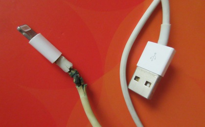Có giá đến 500k nhưng sao cáp sạc iPhone lại cực kỳ "lởm"?