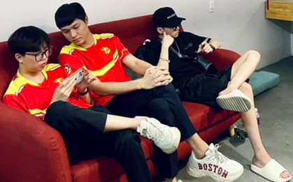 Đăng hình trên MXH, Gấu hé lộ luôn áo đấu mới của Team Flash tại AWC 2021