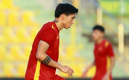 Văn Hậu ngẫu hứng thực hiện tuyệt kỹ "rabona" ở buổi tập của tuyển Việt Nam