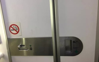 Thanh niên 19 tuổi trốn vào toilet máy bay hút thuốc, chây ì nộp phạt