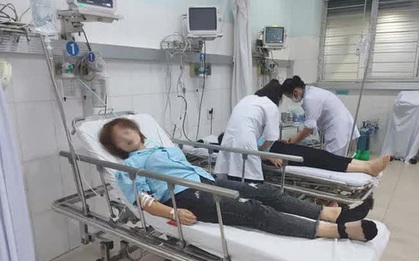 Hàng chục công nhân nhập viện sau bữa tối