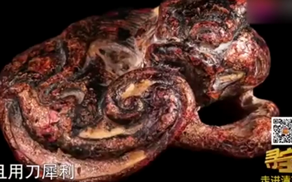 Bác trai nhặt được viên đá màu máu, đem đi kiểm định, chuyên gia rùng mình: Trong lúc nguy cấp thứ này cứu được mạng người!