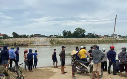 Đi bộ lên giữa cầu để lại đôi dép, người phụ nữ gieo mình xuống sông tự tử