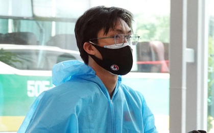 Tuyển thủ Việt Nam đang cách ly thì được tặng sách: Ngỡ ngàng và thấy "sai sai"