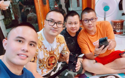 Trước khi tung chiêu “ve sầu thoát xác” chỉ vài ngày, “tứ đại sư phụ” cầm đầu Lion Group vẫn nhởn nhơ đăng ảnh tươi cười, nói lời đạo lý