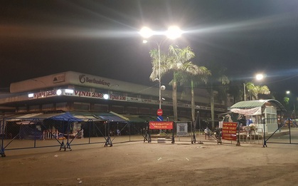 Sau 1 ngày chợ đầu mối Hóc Môn tạm đóng cửa, nhiều tiểu thương điêu đứng vì hàng tồn
