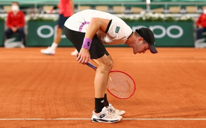 Đối thủ sang tận sân của Federer để... khạc nhổ