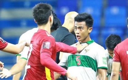 Duy Mạnh bóp cổ cầu thủ Indonesia sau pha phạm lỗi nguy hiểm với Tuấn Anh