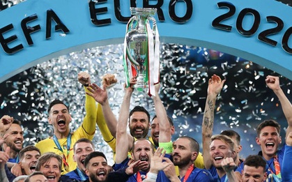Video: Khoảnh khắc tuyển Ý nâng cao chiếc cúp vô địch Euro 2020