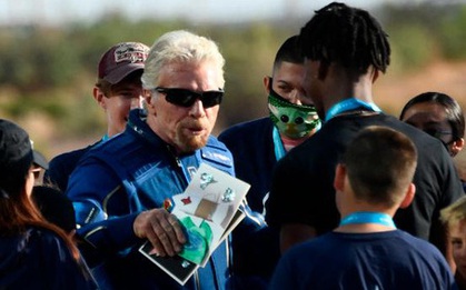 Tỷ phú Richard Branson đi vào lịch sử khi trở thành người đầu tiên bay vào vũ trụ bằng tàu của chính mình