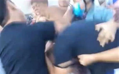 CLIP: Bị đánh hội đồng vì chạy xe tông trúng chó thả rông