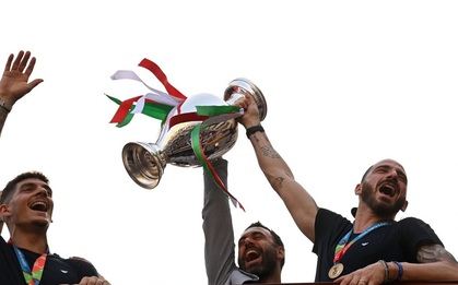 Hàng vạn người xuống đường xem Italy cầm cúp diễu hành mừng chức vô địch Euro 2020: Cầu thủ đốt pháo sáng