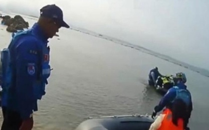 Bé gái 13 tuổi bị bố mẹ đưa ra hoang đảo để phạt tính "bất trị"
