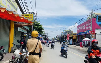 CLIP: Nhiều người ở TP.HCM nói "nhà gần đây" khi tổ tuần tra lưu động hỏi lý do ra đường