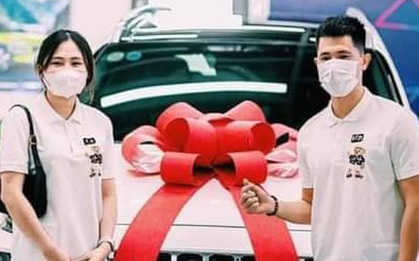 Đình Trọng cùng bạn gái tậu "xế hộp" gần 1,5 tỷ đồng
